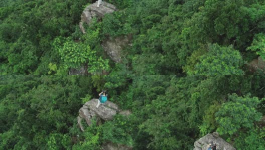 航拍的女性摄影师在热带森林徒步旅行时拍照高清在线视频素材下载