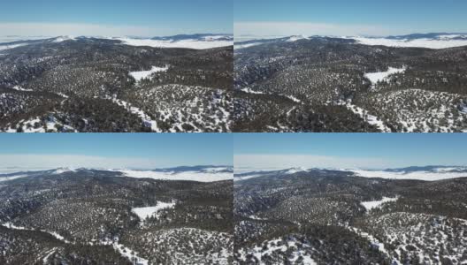 鸟瞰图阿特拉斯山脉与森林在冬天高清在线视频素材下载