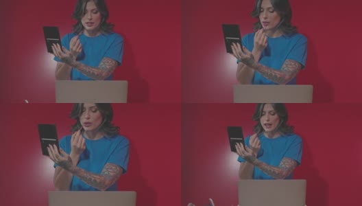 化妆达人在家用自己的电脑摄像头拍视频。高清在线视频素材下载