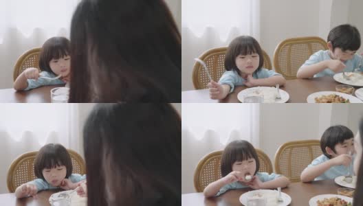 亚洲男孩和他的家人在一所房子里吃饭高清在线视频素材下载