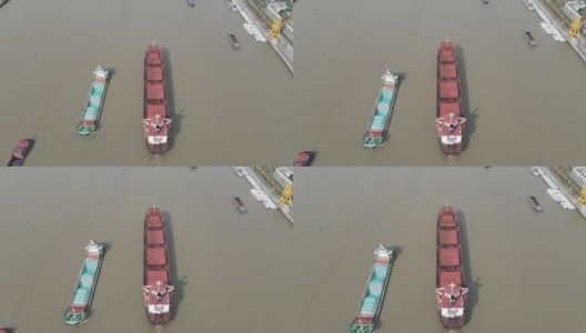 鸟瞰图靠近一艘集装箱货船在中国上海河高清在线视频素材下载
