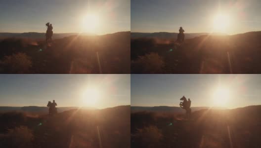 在亚利桑那州北部纪念碑谷部落公园附近的纳瓦霍保留区，年轻的美国土著纳瓦霍男孩骑着他的无鞍马高清在线视频素材下载