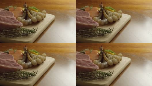 移动镜头的t骨牛排，鲑鱼和虾海鲜高清在线视频素材下载