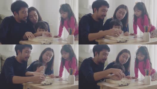 亚洲家庭有乐趣和玩木制玩具在家里高清在线视频素材下载