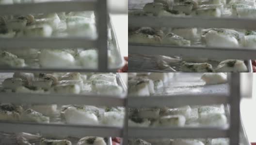 商业厨房食品准备-轻，白色鱼片高清在线视频素材下载