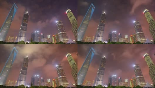 时光流逝夜晚城市交通，灯火通明的上海浦东大厦高清在线视频素材下载