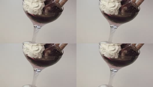 巧克力浆果冰淇淋。高清在线视频素材下载