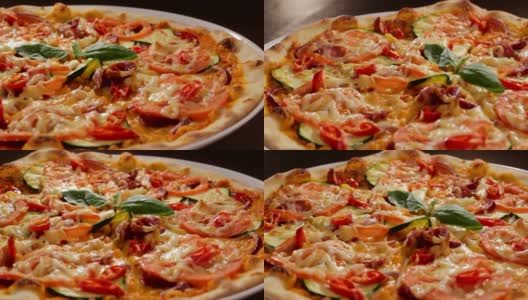 特写意大利披萨在白盘子对黑桌子高清在线视频素材下载