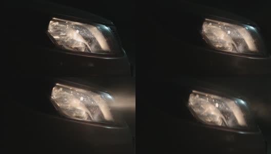 汽车在夜间行驶时发出的耀眼的车头灯。高清在线视频素材下载