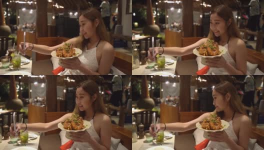 年轻女子在餐馆谈论食物的照片高清在线视频素材下载