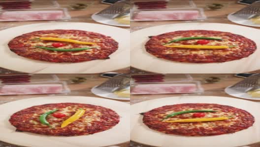 新鲜的意大利披萨放在木制的旋转板上。高清在线视频素材下载