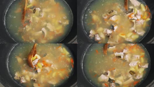 在野外条件下，用大锅煮鱼汤。高清在线视频素材下载
