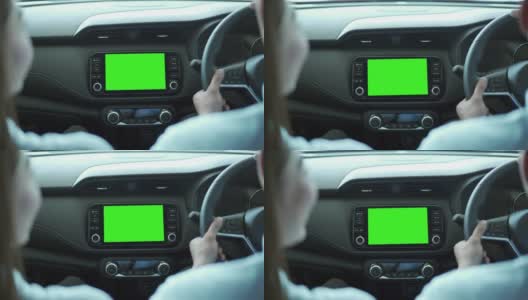 4K幸福夫妇驾驶汽车与现代汽车监视器屏幕立体声绿色屏幕背景高清在线视频素材下载