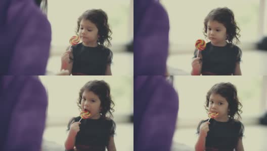 小女孩在吃棒棒糖高清在线视频素材下载