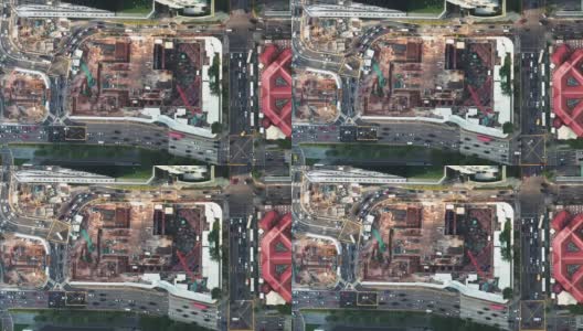 汽车交通运输，在建工业工地位于新加坡市区商业区。无人机俯视图。公共交通、城市生活或土木工程技术概念高清在线视频素材下载