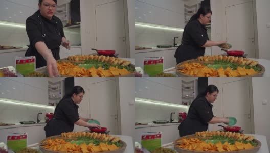 职业女厨师在厨房做饭和上菜高清在线视频素材下载