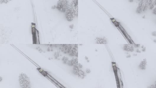 图片:在美国农村，一辆铲雪车在清理积雪的道路。高清在线视频素材下载