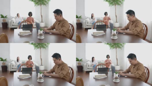 父亲在家工作，女儿在玩平板电脑高清在线视频素材下载