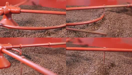 近距离观察在工业机器中转动和搅拌的烘培咖啡豆高清在线视频素材下载