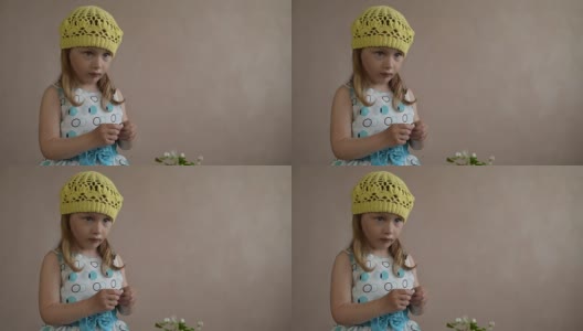 女孩拿出一朵小花的花瓣高清在线视频素材下载