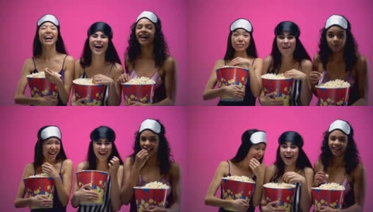 三个戴着眼罩的女孩一边吃着爆米花一边开怀大笑，真是搞笑的喜剧高清在线视频素材下载