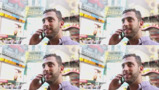 一个年轻人在美国纽约曼哈顿时代广场打电话，享受一段美好的时光高清在线视频素材下载