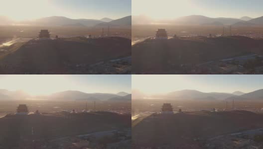 鸟瞰图:金色的阳光照射在岗噶镇的小佛寺上高清在线视频素材下载