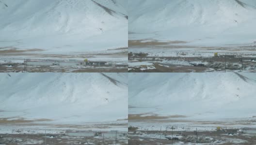 慢镜头:一辆卡车拖着一辆空拖车，后面是一座山的风景。高清在线视频素材下载