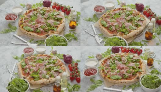 意大利熏火腿和芝麻菜披萨。配上新鲜的食材高清在线视频素材下载