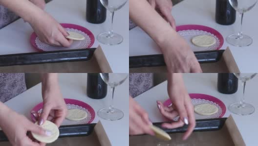 一位妇女把未发酵的玉米粉放在盘子里。旁边有一瓶干红葡萄酒高清在线视频素材下载