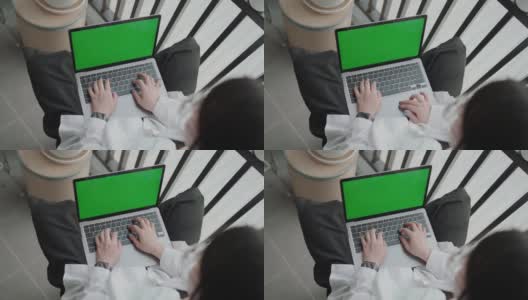 特写女人使用Chroma键屏幕笔记本电脑在家里高清在线视频素材下载