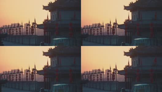 中国，陕西，西安，日落时古城墙上的龙旗和灯笼高清在线视频素材下载