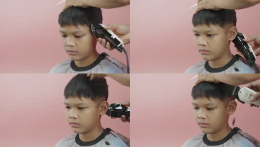 亚洲男孩在家被妈妈剪头发高清在线视频素材下载