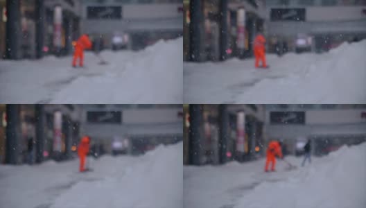 工人们在冬天清扫路上的积雪。从暴风雪中清理城市高清在线视频素材下载