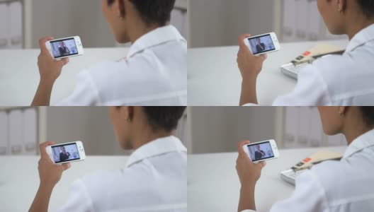 老年患者在iphone上与医生视频聊天高清在线视频素材下载