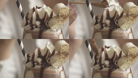慢动作:吃巧克力冰沙高清在线视频素材下载