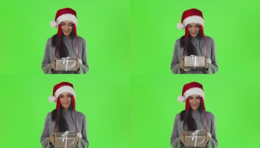 美丽的圣诞女孩微笑着拿出圣诞礼物给相机高清在线视频素材下载