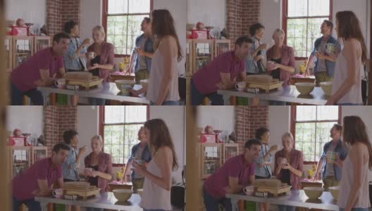 五个朋友在厨房边喝咖啡边笑，用R3D拍摄高清在线视频素材下载