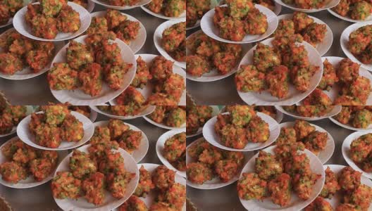 泰国街头小吃:泰国夜市上的油炸肉和蔬菜球高清在线视频素材下载