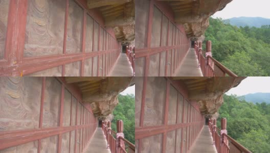 中国甘肃省天水市麦积山石窟庙群廊道。丝绸之路上一座有宗教洞穴的山高清在线视频素材下载