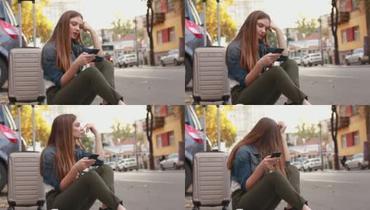 疲惫的女人坐在人行道上用手机找出租车高清在线视频素材下载