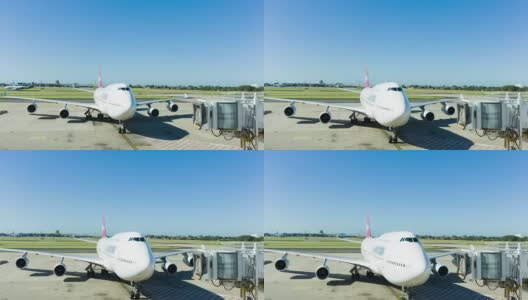 飞机到达机场的登机口高清在线视频素材下载