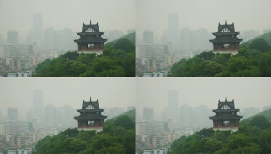 大雾天武汉市最著名的寺庙屋顶全景4k中国高清在线视频素材下载