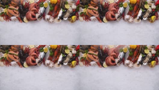 俯视图的各种新鲜鱼和海鲜在冰上与干冰烟。高清在线视频素材下载