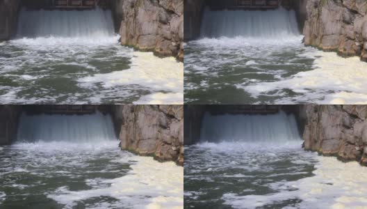 流动的水和水从一个小水坝开着的闸门喷射出来高清在线视频素材下载
