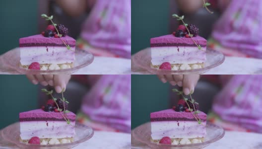 在蓝莓芝士蛋糕上放薄荷高清在线视频素材下载