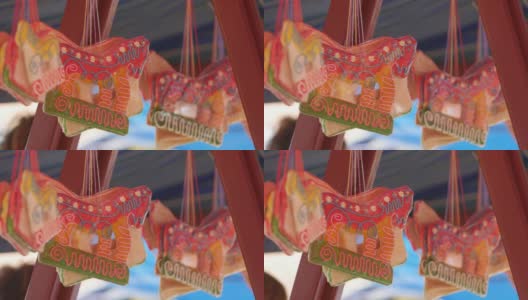 马形状的姜饼悬挂在节日帐篷下面。街头出售的袋装糖果。高清在线视频素材下载