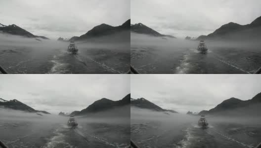 拖船在雾在太平洋的水在背景山脉阿拉斯加。高清在线视频素材下载