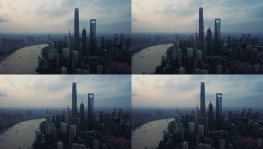 中国上海市区摩天大楼和高层办公楼鸟瞰图。日落时分，亚洲智慧城市的金融区和商业中心。高清在线视频素材下载