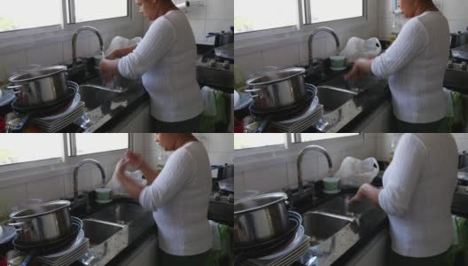 女人在家里洗盘子高清在线视频素材下载